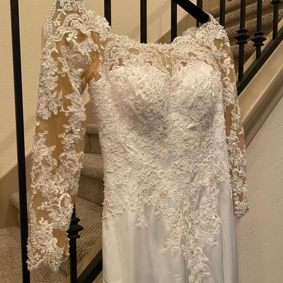 One of a kind size 2 Wedding Gown Street Size 0 Off the Shoulder NWT Pearl Bead